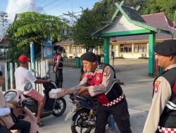 Rayakan HUT Korps Sabhara, Sat Samapta Polres Anambas Bagi Takjil ke Masyarakat