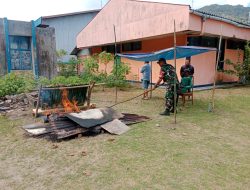 Tak Sekadar Jaga Wilayah, Babinsa di Tarempa Anambas Turut Bantu Usaha Lemang Warga