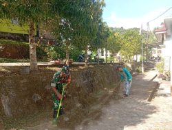 Babinsa Tarempa Ikut Bersihkan Kantor Desa, Dorong Warga Wujudkan Lingkungan Bersih