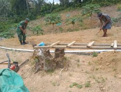 Babinsa Tarempa Turun ke Kebun, Ingatkan Petani Stop Bakar Lahan Saat Cuaca Panas