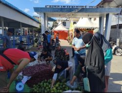 Pedagang KM Sabuk Nusantara 36 Ramaikan Tarempa, Babinsa Imbau Jaga Harga dan Kebersihan