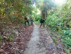 Aksi Bersih Pantai Selantak, Babinsa Tarempa Dorong Wisata Anambas