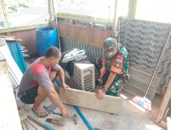 Tak Kenal Libur, Babinsa di Anambas Bantu Warga Sambil Edukasi Cinta Tanah Air