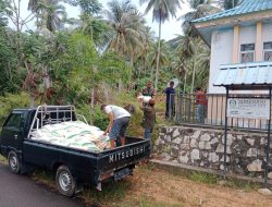 Distribusi Bantuan Pangan Dikawal Babinsa, Warga Pesisir Timur Anambas Terbantu