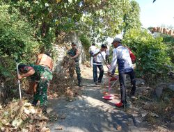 Koramil Tarempa Bersama Warga Gotong Royong Rawat Jalan Desa Sri Tanjung