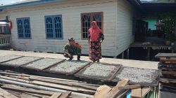 Babinsa Tarempa Anambas Temui Warga Jemur Ikan Bilis, Dorong Tingkatkan Ekonomi Lewat Hasil Laut