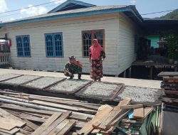 Babinsa Tarempa Anambas Temui Warga Jemur Ikan Bilis, Dorong Tingkatkan Ekonomi Lewat Hasil Laut