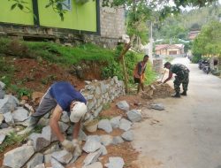 Babinsa di Anambas Bantu Tukang Bangunan, Sekaligus Serap Informasi Warga