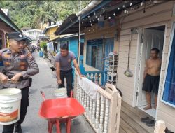 Krisis Air Melanda Anambas, Polsek Siantan Antar Bantuan hingga ke Rumah Warga