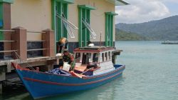 Babinsa Tarempa Tempuh Lautan Kawal Bantuan Pangan ke Desa Air Putih dan Batu Belah Anambas