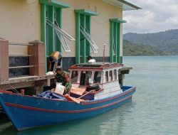Babinsa Tarempa Tempuh Lautan Kawal Bantuan Pangan ke Desa Air Putih dan Batu Belah Anambas