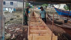 Babinsa Tarempa Turun ke Galangan Pompong, Dengarkan Keluhan Pengrajin Perahu di Anambas