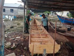 Babinsa Tarempa Turun ke Galangan Pompong, Dengarkan Keluhan Pengrajin Perahu di Anambas