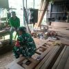 Babinsa Tarempa Serap Aspirasi Pengrajin Meubel, Dorong UMKM Lokal Terus Berkembang