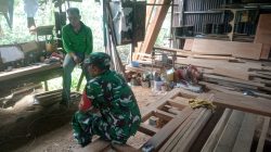 Babinsa Tarempa Serap Aspirasi Pengrajin Meubel, Dorong UMKM Lokal Terus Berkembang