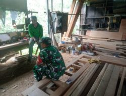 Babinsa Tarempa Serap Aspirasi Pengrajin Meubel, Dorong UMKM Lokal Terus Berkembang