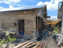 Rumah Nyaris Roboh Diterjang Gelombang, TNI dan Warga Anambas Bangun Rumah Layak Huni untuk Ibu Mila