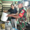 Babinsa Pantau Harga Santan di Pasar Tarempa, Pastikan Pasokan Tetap Aman Pasca Idul Adha