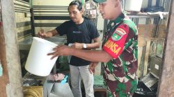 Babinsa Pantau Harga Santan di Pasar Tarempa, Pastikan Pasokan Tetap Aman Pasca Idul Adha