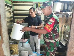 Babinsa Pantau Harga Santan di Pasar Tarempa, Pastikan Pasokan Tetap Aman Pasca Idul Adha