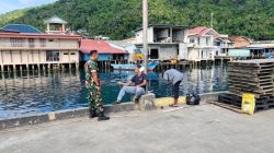 Komsos dengan Pemancing di Pelabuhan Tarempa, Babinsa Serukan Jaga Kebersihan Laut Anambas