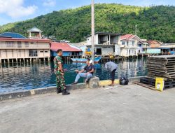 Komsos dengan Pemancing di Pelabuhan Tarempa, Babinsa Serukan Jaga Kebersihan Laut Anambas