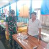 Babinsa Tarempa Turun ke Pasar Ikan, Cek Harga dan Dengarkan Keluhan Pedagang