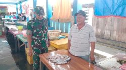 Babinsa Tarempa Turun ke Pasar Ikan, Cek Harga dan Dengarkan Keluhan Pedagang
