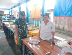 Babinsa Tarempa Turun ke Pasar Ikan, Cek Harga dan Dengarkan Keluhan Pedagang