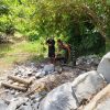 Babinsa Anambas Temui Pekerja Pemecah Batu, Sampaikan Pesan Keselamatan Kerja dan Pendidikan Anak