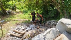 Babinsa Anambas Temui Pekerja Pemecah Batu, Sampaikan Pesan Keselamatan Kerja dan Pendidikan Anak