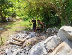 Babinsa Anambas Temui Pekerja Pemecah Batu, Sampaikan Pesan Keselamatan Kerja dan Pendidikan Anak
