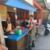 Turun ke Pasar, Babinsa Tarempa Cek Harga Ayam dan Kondisi Lapak Pedagang Anambas