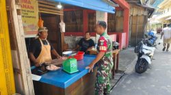 Turun ke Pasar, Babinsa Tarempa Cek Harga Ayam dan Kondisi Lapak Pedagang Anambas