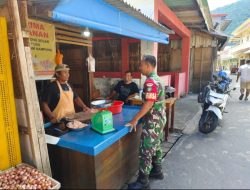 Turun ke Pasar, Babinsa Tarempa Cek Harga Ayam dan Kondisi Lapak Pedagang Anambas