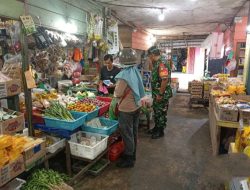 Babinsa Tarempa Pantau Harga Sembako di Pasar Anambas, Cabai Rawit Tembus Rp80 Ribu per Kg