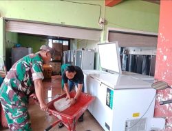 Babinsa Tarempa Sambangi Produsen Es Batu di Anambas, Ingatkan Kebersihan Air dan Keselamatan Kerja