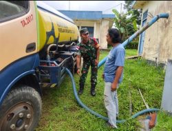 Babinsa Tarempa Cek Distribusi Air Bersih di Anambas, Temukan Pipa Bocor dan Soroti Krisis Sumber Air
