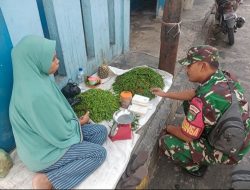 Babinsa Koramil Tarempa Turun ke Pasar, Pantau Harga Cabai dan Serap Keluhan Pedagang di Anambas