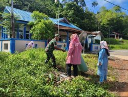 Babinsa dan Kades Air Bini Gotong Royong Bersihkan Parit, Warga Semakin Kompak Jaga Lingkungan