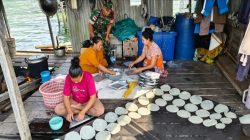 Kunjungi Perajin Opak Singkong, Babinsa Tarempa Siap Bantu UMKM Anambas Berkembang