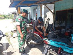 Babinsa Koramil Tarempa Ingatkan Mekanik Bengkel Waspada Motor Bodong saat Komsos di Anambas