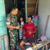 Babinsa Tarempa Bantu Nelayan Rakit Pancing, Serap Keluhan dan Ingatkan Keselamatan Melaut