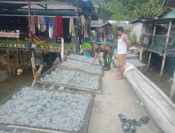 Babinsa Temui Pengrajin Ikan Teri di Anambas, Bahas Kendala Bahan Baku hingga Pemasaran