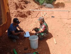 Babinsa Tarempa Ingatkan Keselamatan Kerja Saat Komsos dengan Tukang Bangunan di Anambas