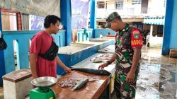 Babinsa Dialog dengan Pedagang Ikan di Pasar Tarempa, Bahas Harga hingga Kondisi Stok