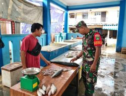 Babinsa Dialog dengan Pedagang Ikan di Pasar Tarempa, Bahas Harga hingga Kondisi Stok