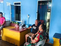 Babinsa Tarempa jalin komunikasi dengan penampung ikan untuk pantau stabilitas harga