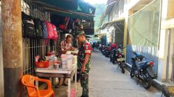 Babinsa Tarempa Dukung UMKM, Borong Empat Botol Susu Tahu Milik Warga Anambas