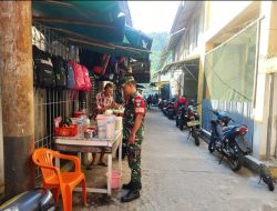 Babinsa Tarempa Dukung UMKM, Borong Empat Botol Susu Tahu Milik Warga Anambas